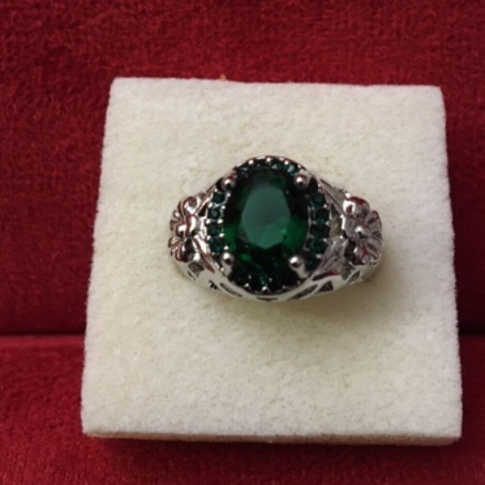 Fashion Woman Green Gemstone Silver Tone Size 7